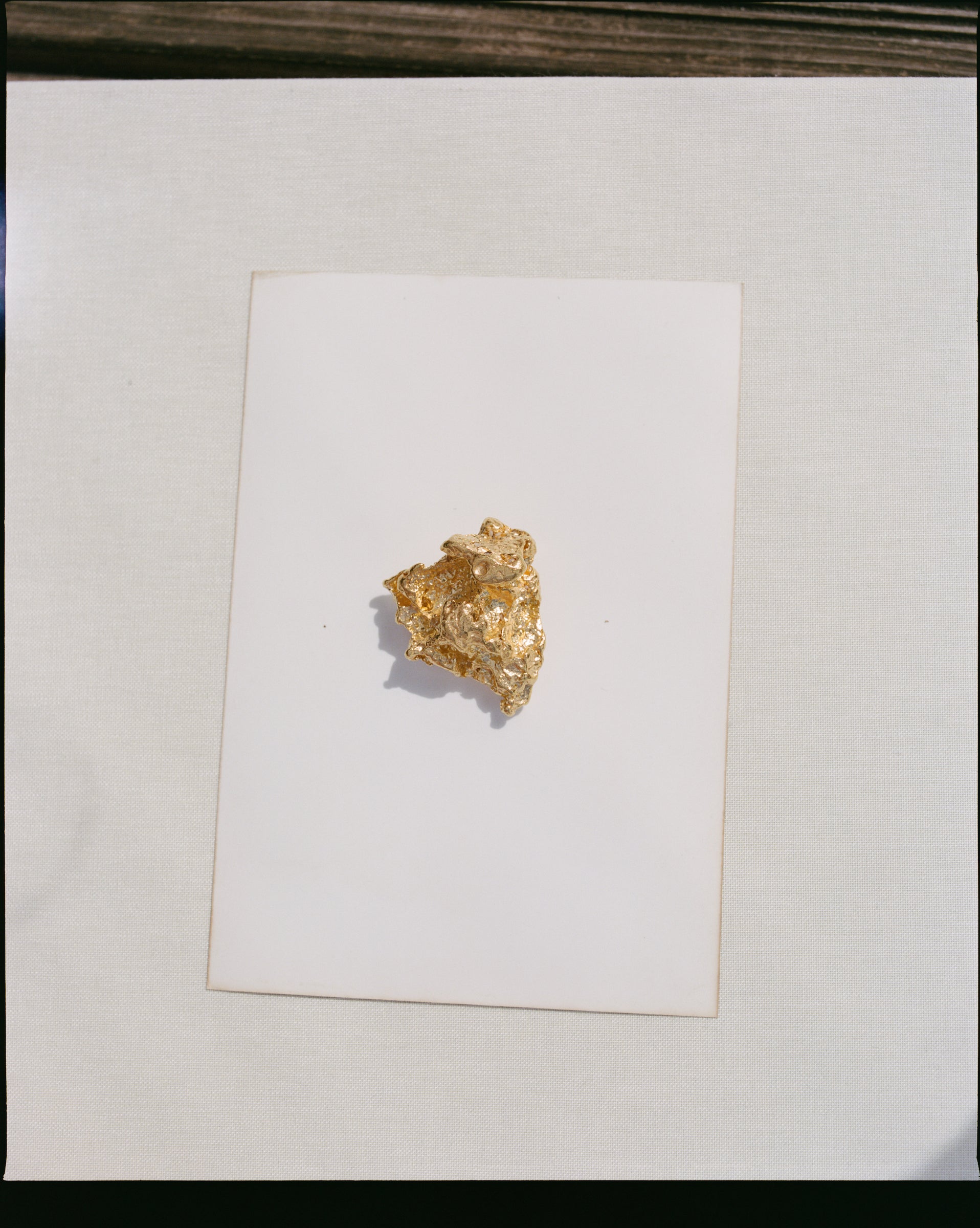 Pépite d'or sur une carte blanche à l'extérieur