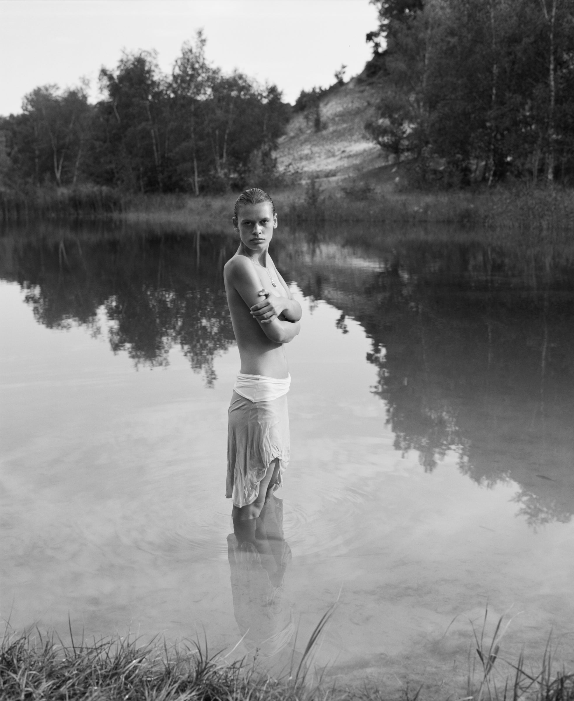 Une femme debout dans une rivière, portant des bijoux en or Honegger